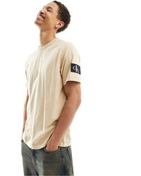 Calvin Klein - T-shirt vestibilità classica color sabbia con etichetta del logo - Lyst
