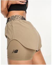 New Balance - Pantalones cortos marrones con diseño - Lyst