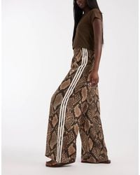 adidas Originals - Pantalones De Chándal Marrón Claro De Pernera Ancha Con Estampado De Serpiente De Satén-Neutro - Lyst