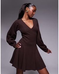 ASOS - Robe courte ajustée et évasée en tissu ultra-doux à col en v et surpiqûres - chocolat-pas - Lyst