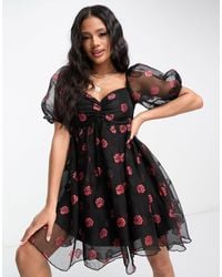 LACE & BEADS - Exclusivité - robe babydoll courte avec petites roses à paillettes - Lyst