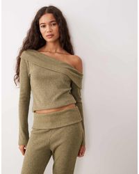 ASOS - Superzachte Geborstelde Geribbelde Top Met Lange Mouwen En Blote Schouder - Lyst