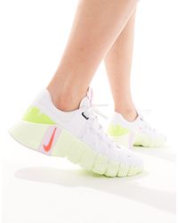 Nike - Metcon 5 - sneakers bianche, fluo e rosa - Lyst