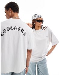 Collusion - T-shirt unisex skater fit bianca con scritta "cowgirl" stile western - Lyst