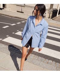 Kaiia - Exclusieve Blouse Van Katoenmix Met Schoudervulling, Strikdetail Op De Rug, Brede Manchetten En Blauwe Streep - Lyst