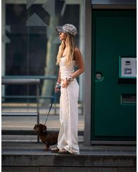 Bershka - Pantaloni Dritti Sfrangiati Bianchi Con Occhielli - Lyst