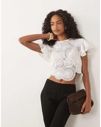 ASOS - Top All'Uncinetto Color Avorio Con Maniche Con Volant E Collo Alto - Lyst