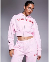 Kaiia - Sudadera Corta Rosa Pastel Y Roja Con Capucha, Cremallera Y Logo Bordado De Studio (Parte De Un Conjunto) - Lyst