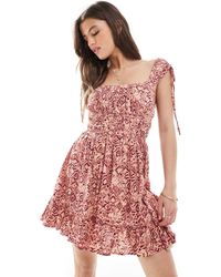 Stradivarius - Vestito Fluttuante A Balze Rosso Con Stampa - Lyst