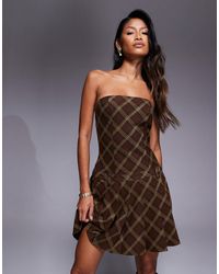 Kaiia - Exclusivité - - robe bandeau courte style années 90 avec motif à carreaux traditionnel et jupe plissée - marron - Lyst