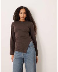 ASOS - Top A Maniche Lunghe Asimmetrico Raccolto Sul Lato Color Cioccolato Scuro - Lyst