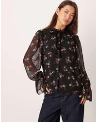 Y.A.S - Blusa Negra Con Estampado Floral Y Ribete De Volante De Chifón De -Negro - Lyst