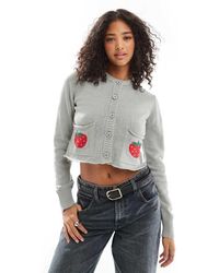 Wednesday's Girl - Cárdigan Gris Claro Con Detalle De Fresas De Punto De - Lyst