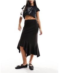 Monki - Falda midi negra asimétrica con diseño drapeado - Lyst