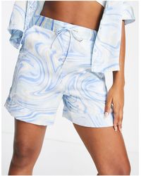 Pieces - – exclusive – satin-shorts mit hohem bund und em marmormuster, kombiteil - Lyst