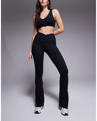 4505 - Leggings Negros Para Yoga De Corte Slim Acampanado Con Cinturilla Cruzada De Tejido Suave Icon De Hourglass - Lyst