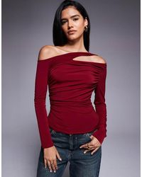 ASOS - Top Aderente A Maniche Lunghe Bordeaux Asimmetrico Con Cut-Out - Lyst