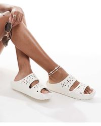 Crocs™ - Sandalias Blanco Tiza Clásicas Con Aberturas En Forma De Flores De - Lyst