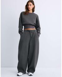 Stradivarius - Cropped-sweatshirt mit breitem bund - Lyst