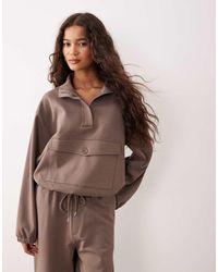 ASOS - Sudadera Marrón Con Cuello Muy Alzado Y Media Cremallera De Tejido Entrelazado De (Parte De Un Conjunto) - Lyst