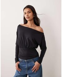 ASOS - Getailleerde Top Van Gladde Stof Met Lange Mouwen En Blote Schouders - Lyst