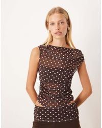 ASOS - Top Marrón Chocolate Fruncido De Manga Corta Con Estampado De Lunares Y Escote Bardot De Malla De (Parte De Un Conjunto) - Lyst