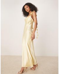 Gina Tricot - Vestido De Dama De Honor Midi Amarillo Limón Con Cuello Desbocado Y Aplicación Floral Tridimensional De Satén De - Lyst