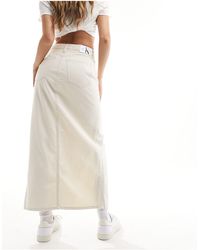 Calvin Klein - Falda vaquera larga con abertura delantera y lavado blanco - Lyst