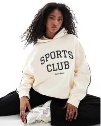 4th & Reckless - Sudadera Color Crema Con Capucha, Detalle En La Manga En Contraste, Texto "Sports Club" Y Logo Bordado De -Neutro - Lyst