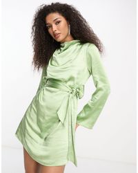 Pretty Lavish - Vestido corto verde oliva pálido con lazada en la cintura - Lyst