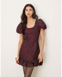 Sister Jane - Robe courte en jacquard à manches bouffantes et encolure dégagée avec ourlet volanté - prune - Lyst