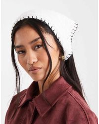 Miss Selfridge - Sciarpa Triangolare Piccola Color Crema Traforata Con Cuciture Nere - Lyst
