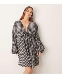 ASOS - Vestido Corto A Con Mangas Voluminosas, Cuello De Pico Y Lazada En El Pecho De Asos Design Curve - Lyst
