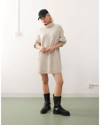 Weekday - Exclusivité asos - - robe courte en maille à col roulé - beige chiné - Lyst