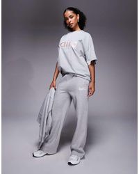 Kaiia - Joggers Gris Claro Y Rosas De Pernera Ancha Con Logo Bordado De Tejido Rico En Algodón De (Parte De Un Conjunto) - Lyst
