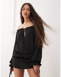 Lioness - Sevigny - robe courte à encolure bardot en mousseline avec jupe froncée et liens noués sur l'avant - Lyst