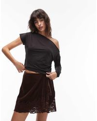 ASOS - Asymmetrische Gedrapeerde Top Van Gladde Stof Met Blote Schouder - Lyst