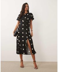Nobody's Child - Cheryl Midi Jurk Met Gedrapeerde Halslijn, Fladdermouwen En Split Aan De Voorkant - Lyst
