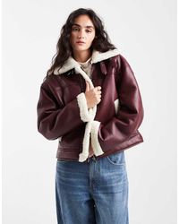 Pieces - Chaqueta Corta Burdeos De Tejido Efecto Cuero Y Borreguito De -Rojo - Lyst