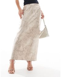 4th + Reckless Petite - Jupe longue en satin imprimé marbré - beige - Lyst