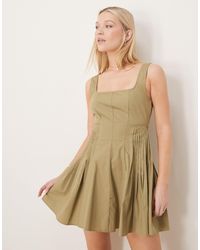 ASOS - Robe courte plissée à la taille avec encolure dégagée - mastic foncé - Lyst