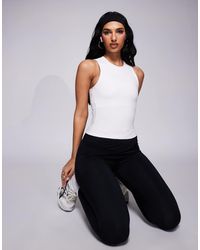4505 - Camiseta Blanca Sin Mangas Con Cuello Alto Y Sujetador Integrado De Tejido Suave Icon De - Lyst