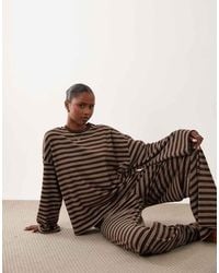 ASOS - Lounge Pyjamaset Met Geborstelde Streep, Lange Mouwen T-Shirt En Broek - Lyst