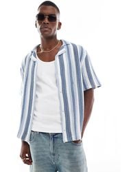 Hollister - – kurzärmliges hemd mit blauen, gehäkelten kontrast-streifen - Lyst