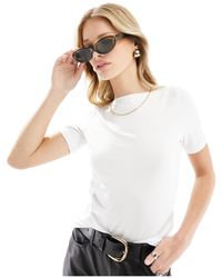 Vero Moda - Camiseta blanca ajustada con cuello barco - Lyst