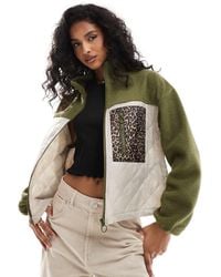 ONLY - Chaqueta Polar Y Crema Con Bolsillo Con Estampado De Leopardo De Tejido Tipo Peluche De Curve-Verde - Lyst