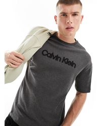 Calvin Klein - Camiseta gris oscuro con logo bordado en relieve - Lyst