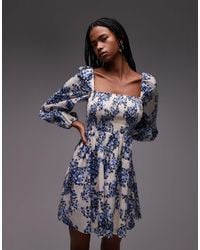 & Other Stories - Robe courte à fleurs avec encolure carrée et corsage froncée - Lyst