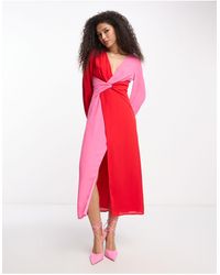 Pretty Lavish - Vestido semilargo rosa y rojo con diseño en contraste y detalle anudado en la parte delantera - Lyst