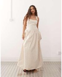 Amy Lynn - Robe à pois longue avec dos nu et encolure carrée - crème - Lyst